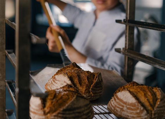 Brødspartel og brødstativ med frisk brød